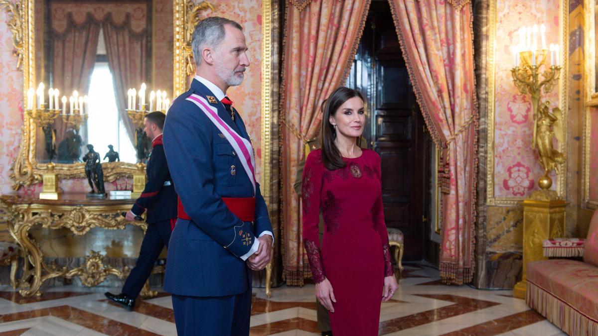 Felipe VI y Letizia Ortiz, a su llegada a la celebración de la Pascua Militar en el Palacio Real.