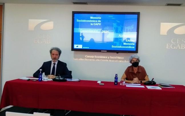 Jon Barrutia y Emilia M&aacute;laga, durante la presentaci&oacute;n de la Memoria del CES.