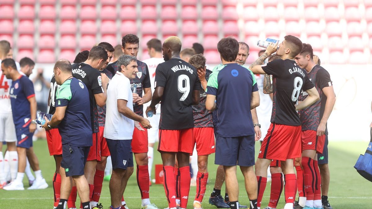 Ernesto Valverde habla con sus jugadores durante uno de los descansos del amistoso ante el Mainz.