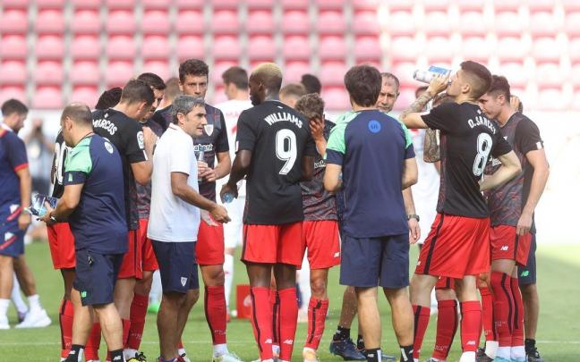 Ernesto Valverde habla con sus jugadores durante uno de los descansos del amistoso ante el Mainz. Ernesto Valverde habla con sus jugadores durante uno de los descansos del amistoso ante el Mainz.