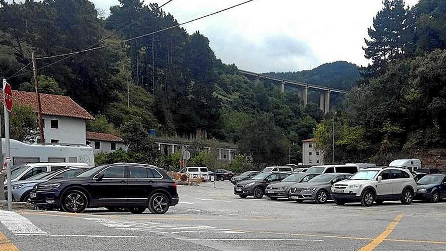 Vehículos en el parking de Artzabal, que volverá a ser gratuito. | FOTO: J.L.