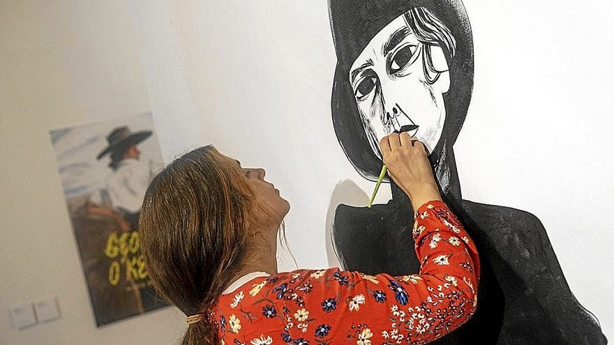 Mar&iacute;a Herreros, ayer durante la realizaci&oacute;n del mural en el Condestable. | FOTO: IBAN AGUINAGA