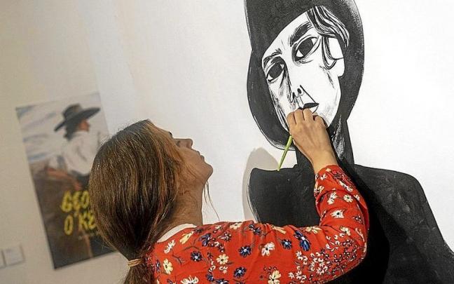 Mar&iacute;a Herreros, ayer durante la realizaci&oacute;n del mural en el Condestable. | FOTO: IBAN AGUINAGA