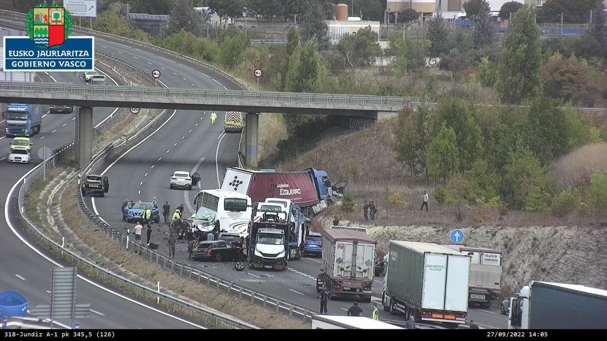 Accidente entre varios vehiculos en la A-1.