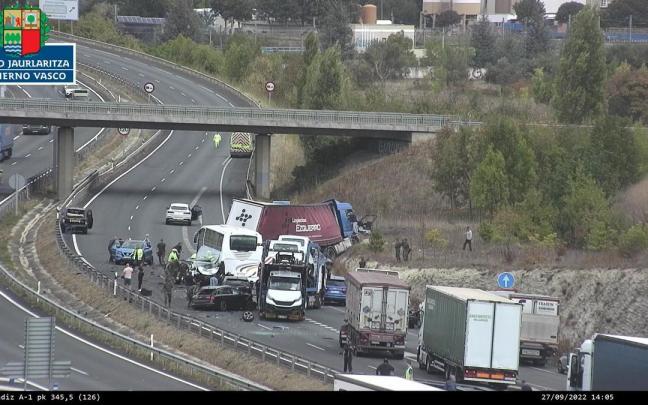 Accidente entre varios vehiculos en la A-1. Accidente entre varios vehiculos en la A-1.