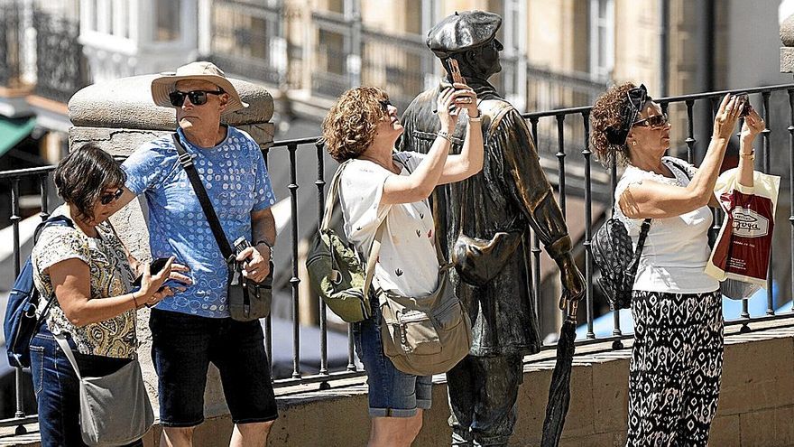 Turista batzuk Gasteizen oporretan. | ARGAZKIA: JORGE MUÑOZ