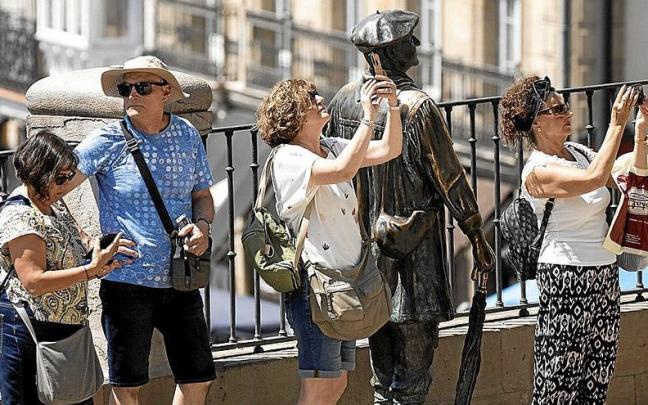 Turista batzuk Gasteizen oporretan. | ARGAZKIA: JORGE MUÑOZ