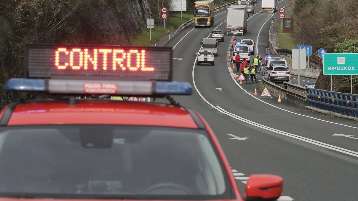 Control de tráfico simultáneo de la Policía Foral.