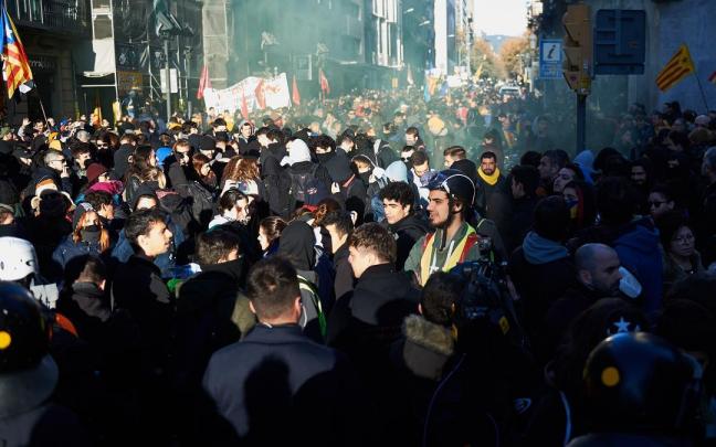 Miembros de los Comités de Defensa de la República (CDR) se concentran en la Via Laietana de Barcelona contra el Consejo de Ministros. Miembros de los Comités de Defensa de la República (CDR) se concentran en la Via Laietana de Barcelona contra el Consejo de Ministros.