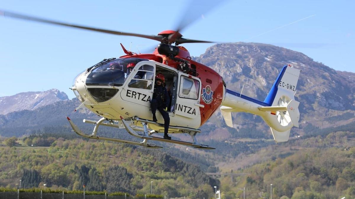 El helicóptero de la UVR de la Ertzaintza durante una maniobra de aproximación.