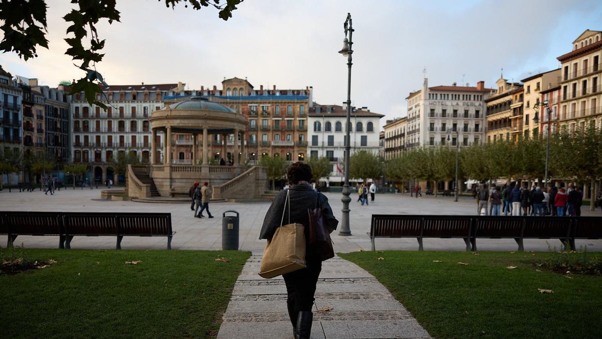 Una mujer se dispone a cruzar la Plaza del Castillo de Pamplona.