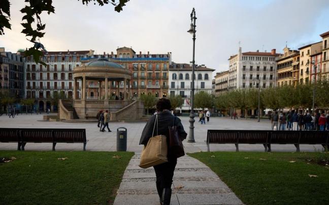 Una mujer se dispone a cruzar la Plaza del Castillo de Pamplona. Una mujer se dispone a cruzar la Plaza del Castillo de Pamplona.