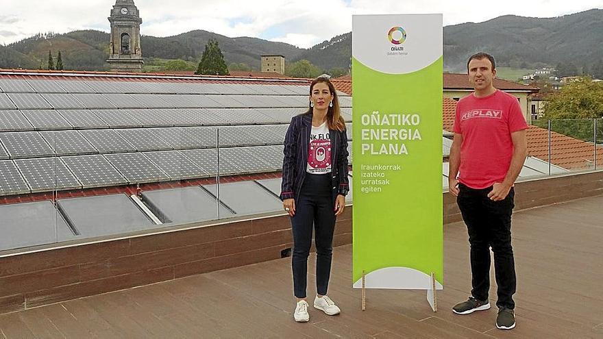 Elorza e Igartua junto a la instalación de placas solares del polideportivo, que se extenderá a la cancha verde.