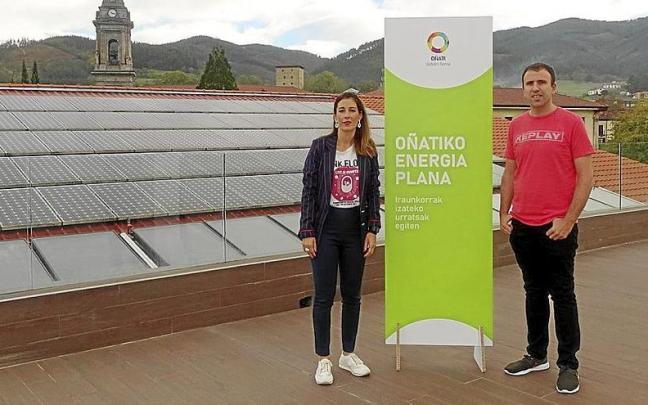 Elorza e Igartua junto a la instalación de placas solares del polideportivo, que se extenderá a la cancha verde.