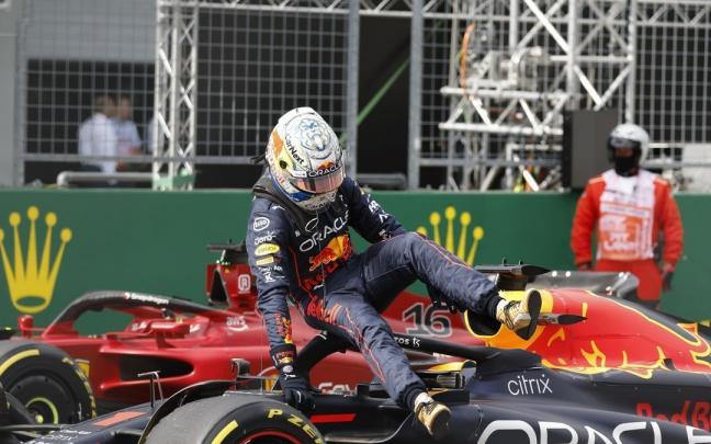 Verstappen se baja de su monoplaza tras lograr el mejor tiempo. Verstappen se baja de su monoplaza tras lograr el mejor tiempo.