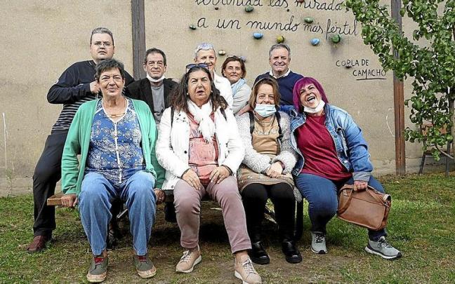 Lerro hauekin batera dagoen irudian, zentroko profesionalak eta erabiltzaile batzuk. | ARGAZKIA: JORGE MUÑOZ Lerro hauekin batera dagoen irudian, zentroko profesionalak eta erabiltzaile batzuk. | ARGAZKIA: JORGE MUÑOZ