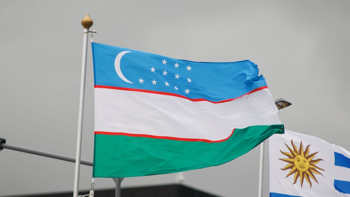 Bandera de Uzbekistán.