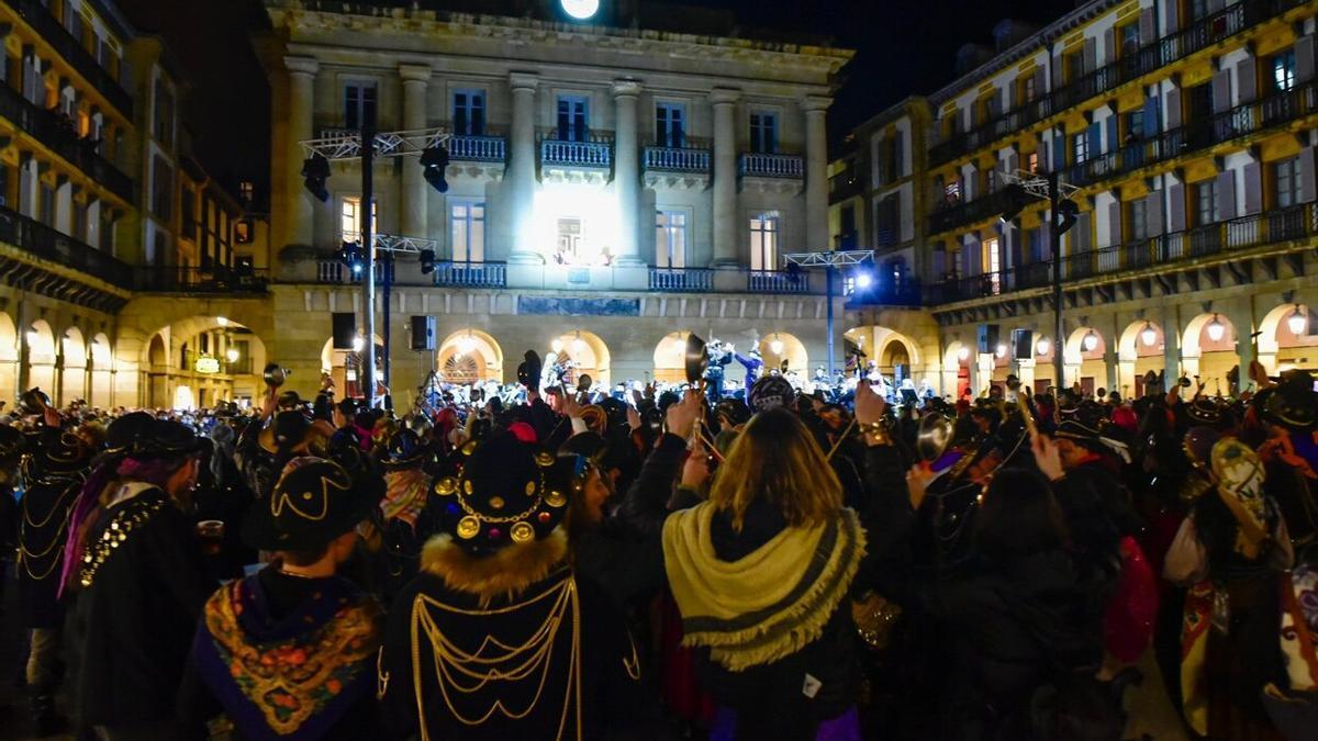 Comparsa Tradicional de Caldereros en su retorno a la Parte Vieja el pasado año.