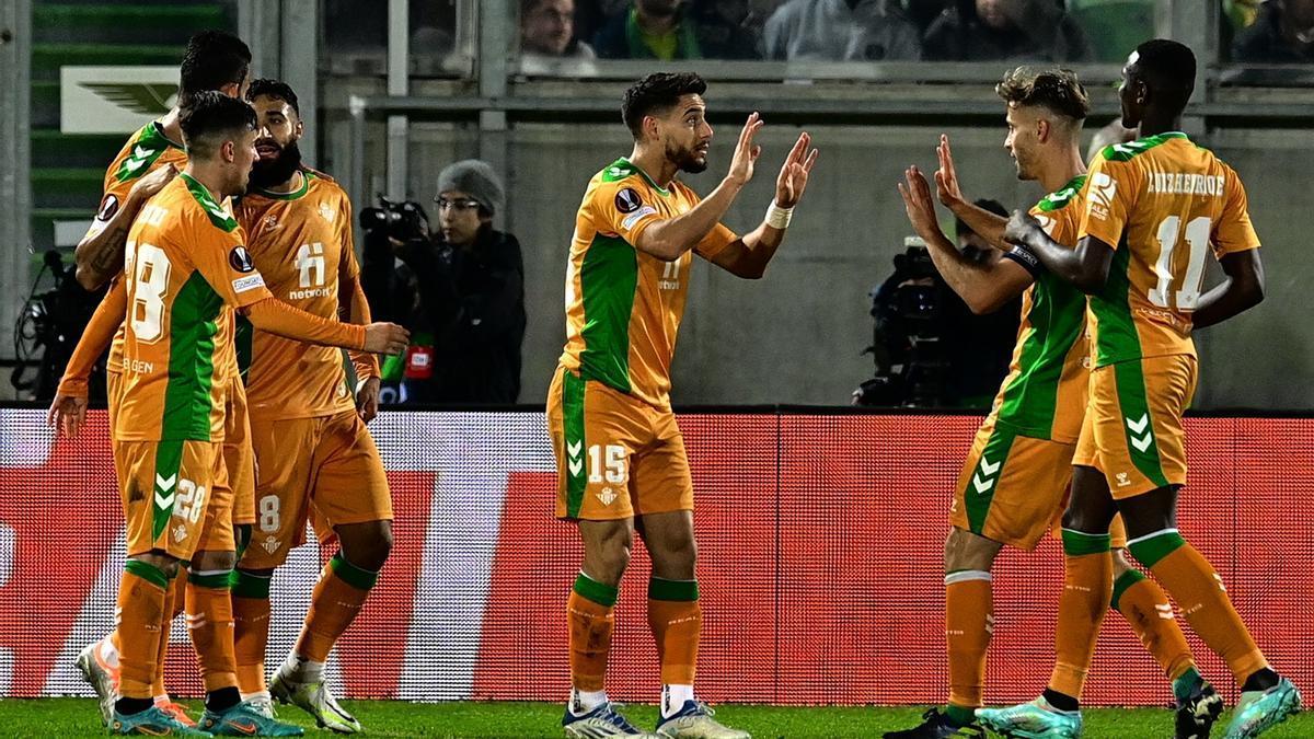 Los jugadores del Betis celebran el gol de Fekir.