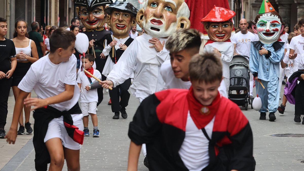 Cabezudos por las calles de Sangüesa.