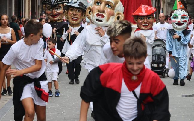 Cabezudos por las calles de Sangüesa. Cabezudos por las calles de Sangüesa.