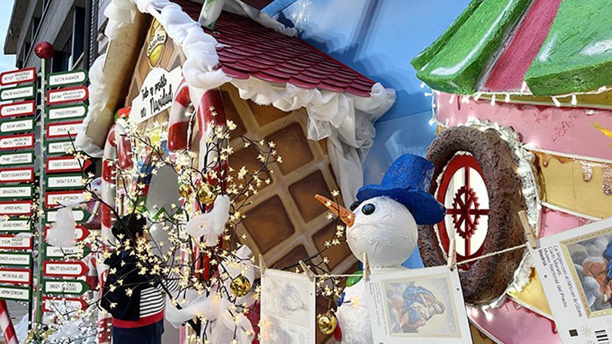 El muñeco de nieve custodia el acceso a la puerta de la ilusión de la Casa Resa