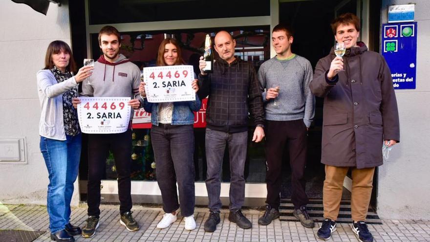 Celebración en Azkoitia tras haber vendido dos décimos del Segundo Premio