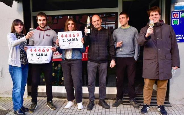 Celebración en Azkoitia tras haber vendido dos décimos del Segundo Premio