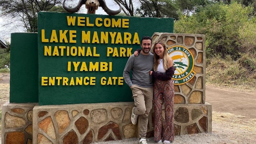 Juanma Castaño y Helena Condis, en la entrada a un parque nacional de Tanzania.
