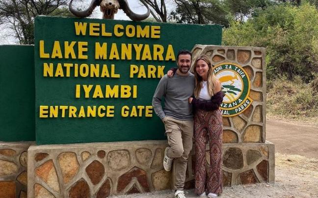 Juanma Castaño y Helena Condis, en la entrada a un parque nacional de Tanzania. Juanma Castaño y Helena Condis, en la entrada a un parque nacional de Tanzania.