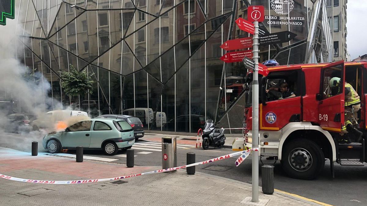 Un coche se incendia en la calle Licenciado Poza de Bilbao