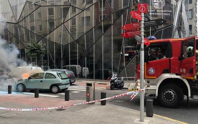 Un coche se incendia en la calle Licenciado Poza de Bilbao Un coche se incendia en la calle Licenciado Poza de Bilbao