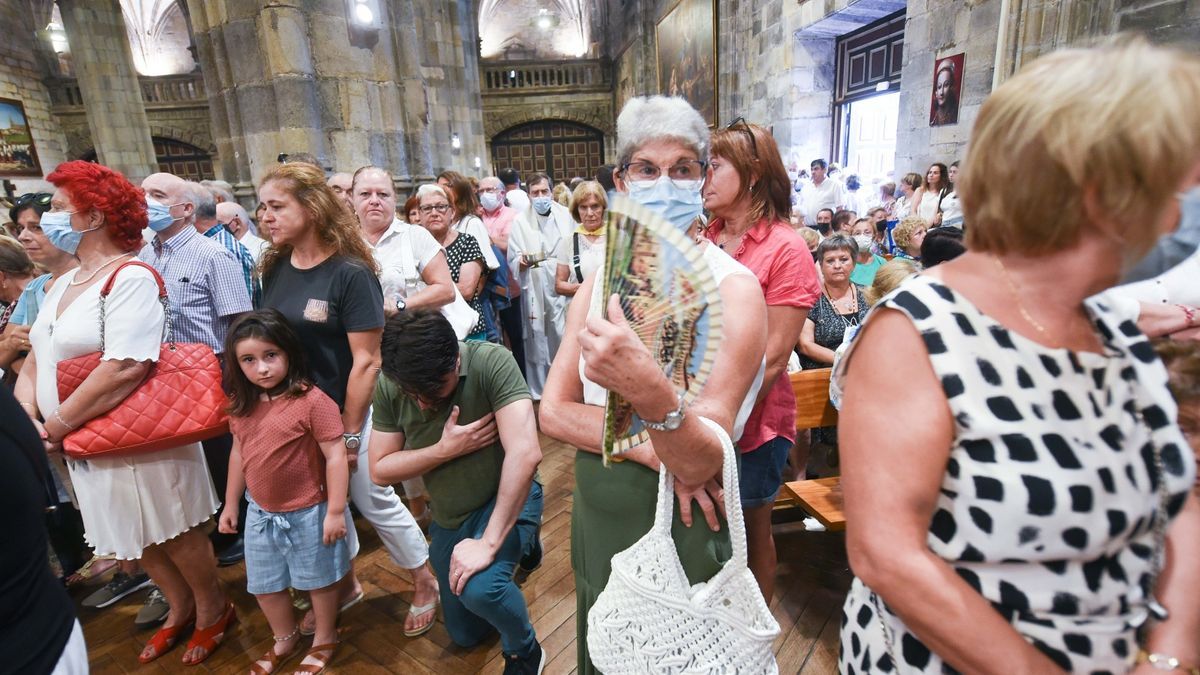Imagen del interior de la basílica en la misa de las doce que ha sido oficiada por el Obispo, Joseba Segura