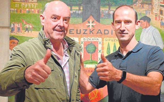 Fernando Azkarate y Gotzon Enbil posan tras alcanzar la oficialidad de la selecci&oacute;n vasca. | FOTO: OSKAR GONZ&Aacute;LEZ