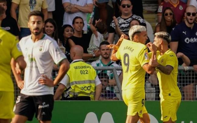 Arana celebra un gol con el Villarreal B