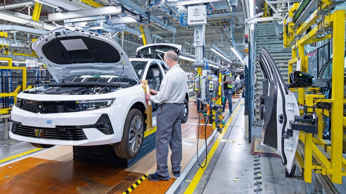 La falta de microchips continúa frenando las cadenas de montaje.