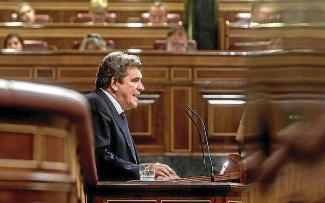 El ministro de Inclusión, Seguridad Social y Migraciones, José Luis Escrivá, interviene en la sesión plenaria.