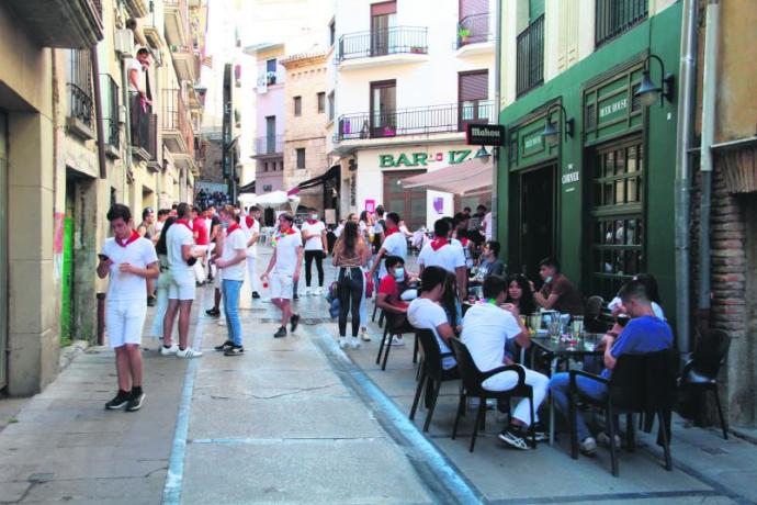 Varios jóvenes celebran las fiestas en las calles del casco viejo de la ciudad del Ega.