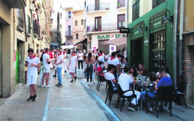 Varios jóvenes celebran las fiestas en las calles del casco viejo de la ciudad del Ega. Varios jóvenes celebran las fiestas en las calles del casco viejo de la ciudad del Ega.
