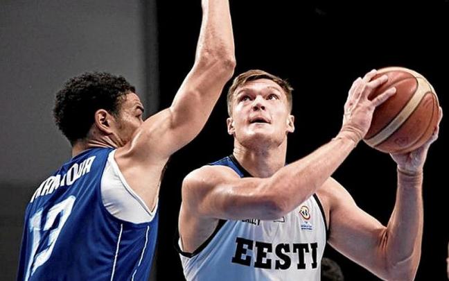 El baskonista Kotsar trata de eludir el marcaje del finés Nkamhoua. | FOTO: FIBA El baskonista Kotsar trata de eludir el marcaje del finés Nkamhoua. | FOTO: FIBA