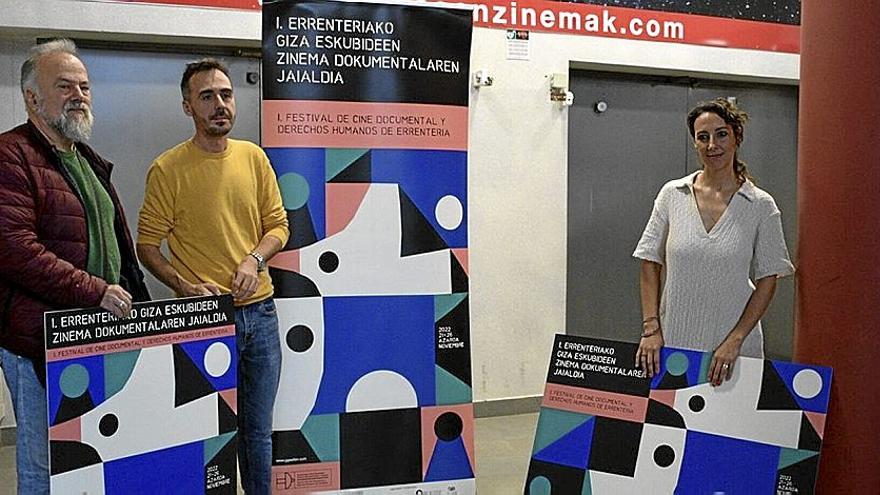 El concejal Jos&eacute; Ram&oacute;n Gurrutxaga, Jonathan Sede&ntilde;o, de Ozzinema, y la t&eacute;cnica Samira Goddi. | FOTO: N.G.