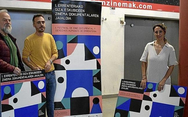 El concejal Jos&eacute; Ram&oacute;n Gurrutxaga, Jonathan Sede&ntilde;o, de Ozzinema, y la t&eacute;cnica Samira Goddi. | FOTO: N.G.