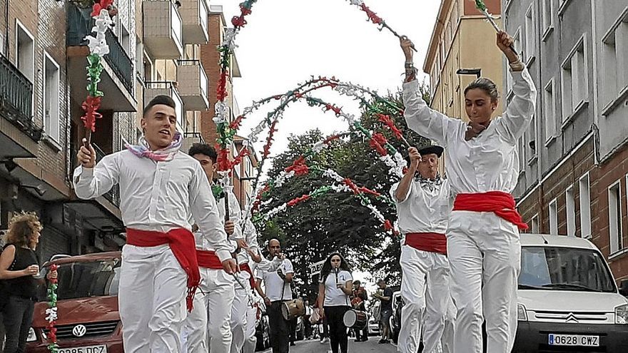 Los dantzaris de Lanestosa mostraron la danza que representan cada 5 de agosto.