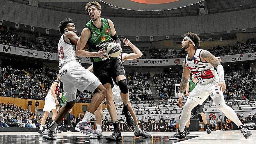 Tomic, una pesadilla para el Baskonia durante todo el encuentro, trata de anotar ante la defensa de Enoch y la mirada de Howard. | FOTO: ACB