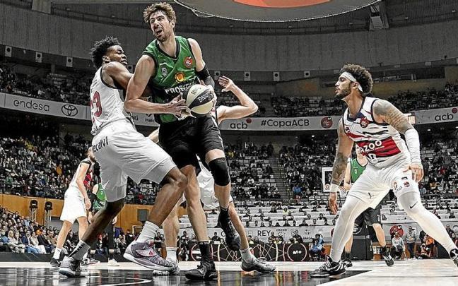 Tomic, una pesadilla para el Baskonia durante todo el encuentro, trata de anotar ante la defensa de Enoch y la mirada de Howard. | FOTO: ACB