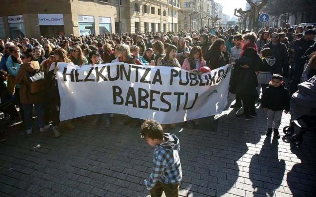Docentes, tras la pancarta que exige protecci&oacute;n para la ense&ntilde;anza p&uacute;blica.