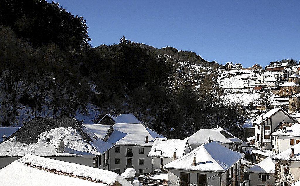 Vista general desde lo alto de Uztárroz, el pueblo situado más al norte del Valle de Roncal.