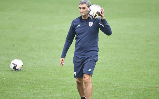 Ernesto Valverde durante un entrenamiento del Athletic en Lezama Ernesto Valverde durante un entrenamiento del Athletic en Lezama