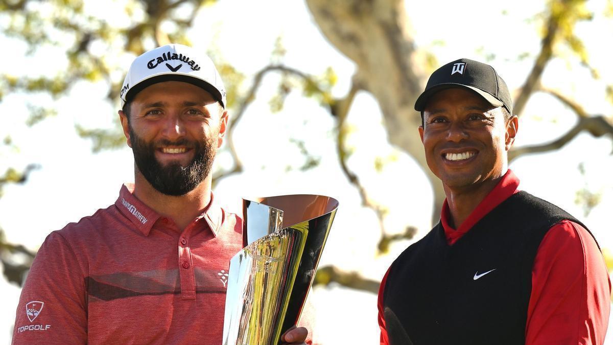 Jon Rahm recibió el trofeo de manos de Tiger Woods, anfitrión del Genesis Invitational.