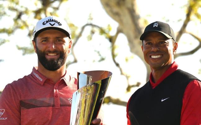 Jon Rahm recibió el trofeo de manos de Tiger Woods, anfitrión del Genesis Invitational.